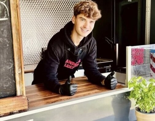 Luca Wiggermann von Anders Lecker in seinem Food-Truck. Luca Wiggermann ist experten des Foodtruck-Cateringservice Anders-Lecker.